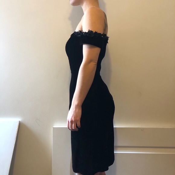 Vintage black velvet off-the-shoulder dress - Picture 3 of 6